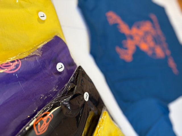 T-Shirt: Blue/Orange Logo Print