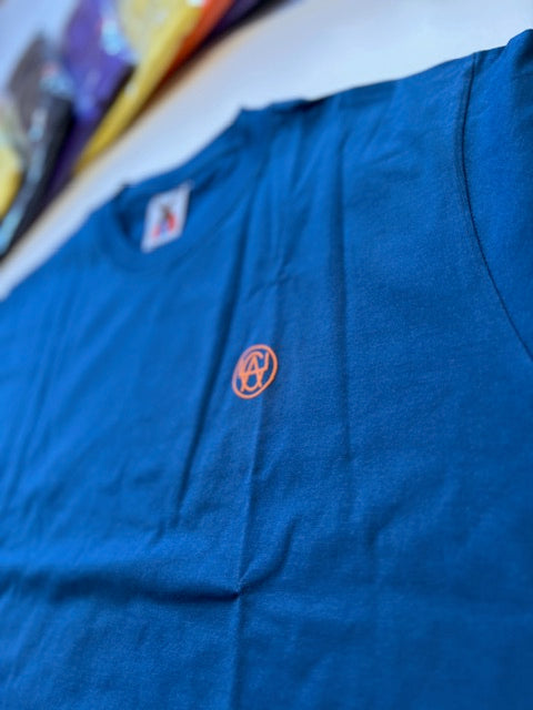 T-Shirt: Blue/Orange Logo Print