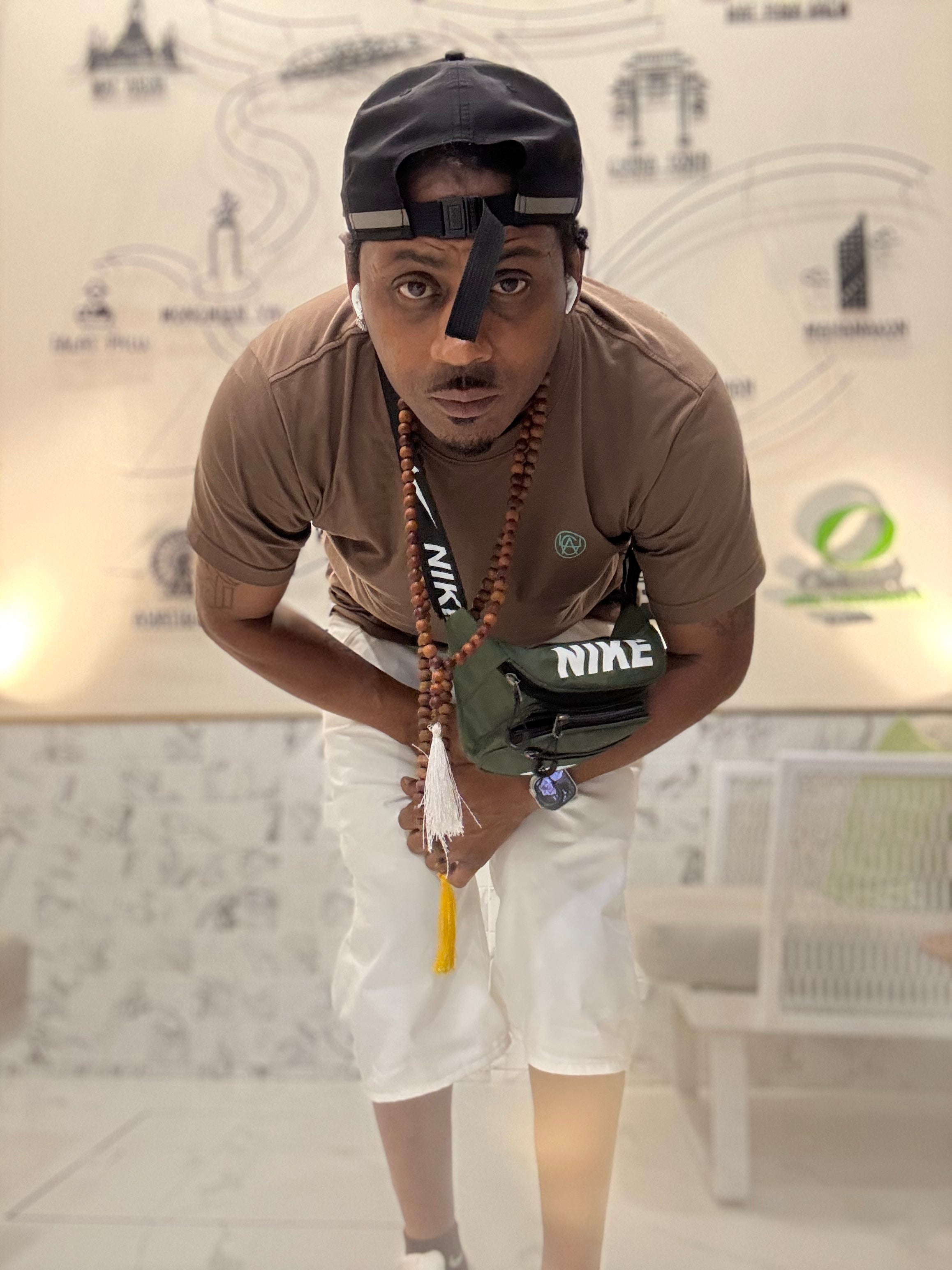 T-Shirt: Brown/Green Logo Print