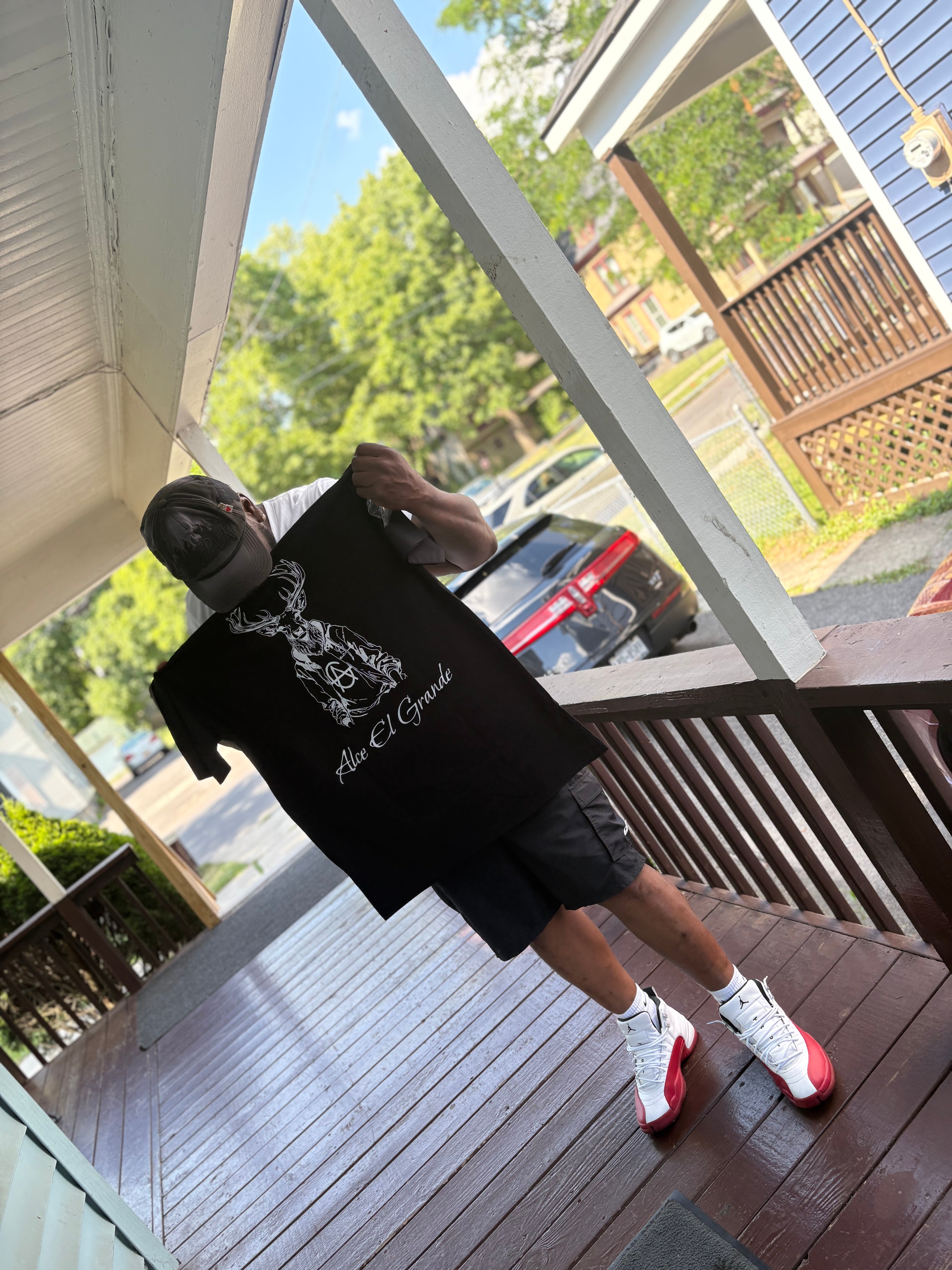 T-Shirt: Black/White Logo Print