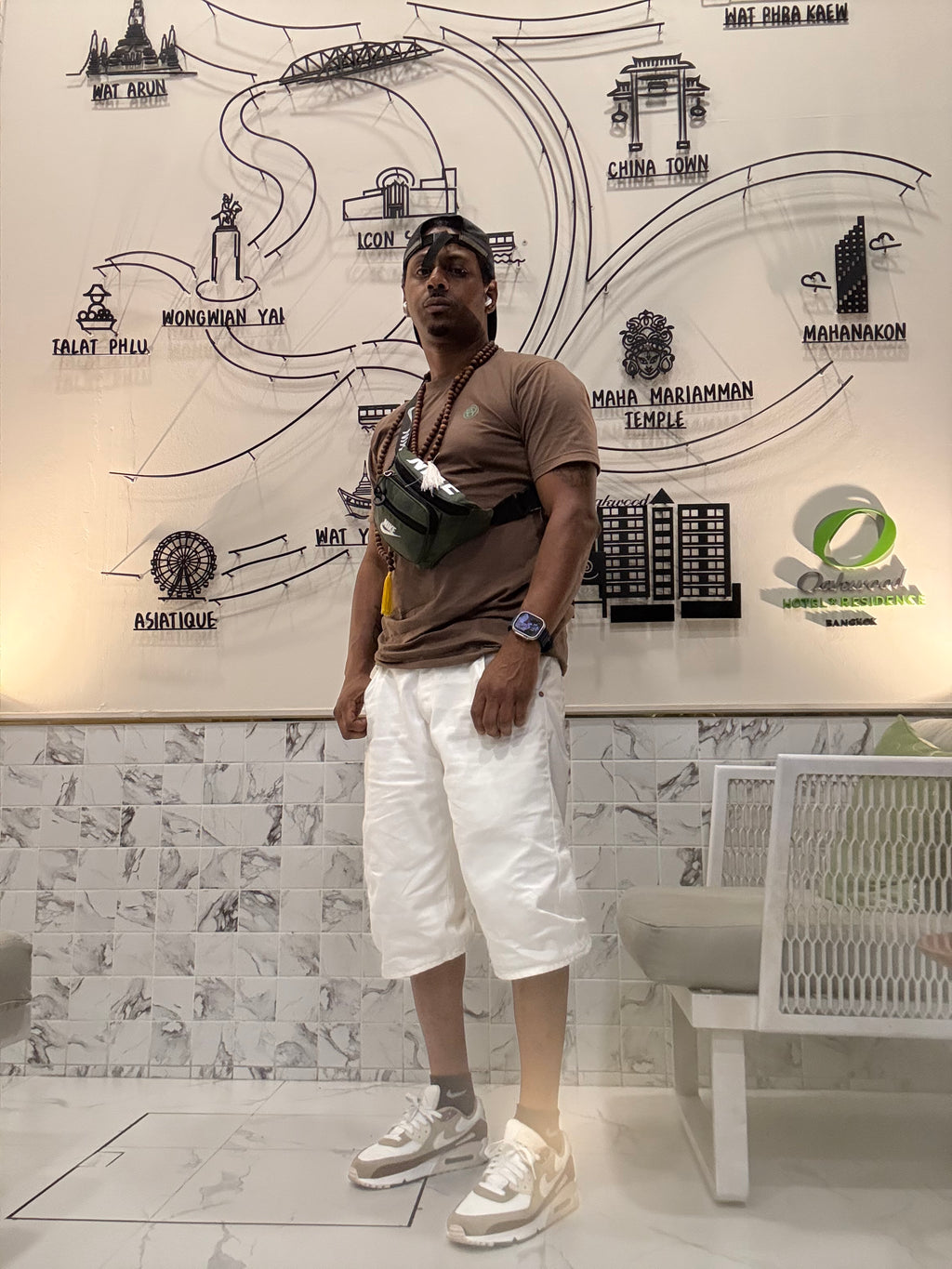 T-Shirt: Brown/Green Logo Print