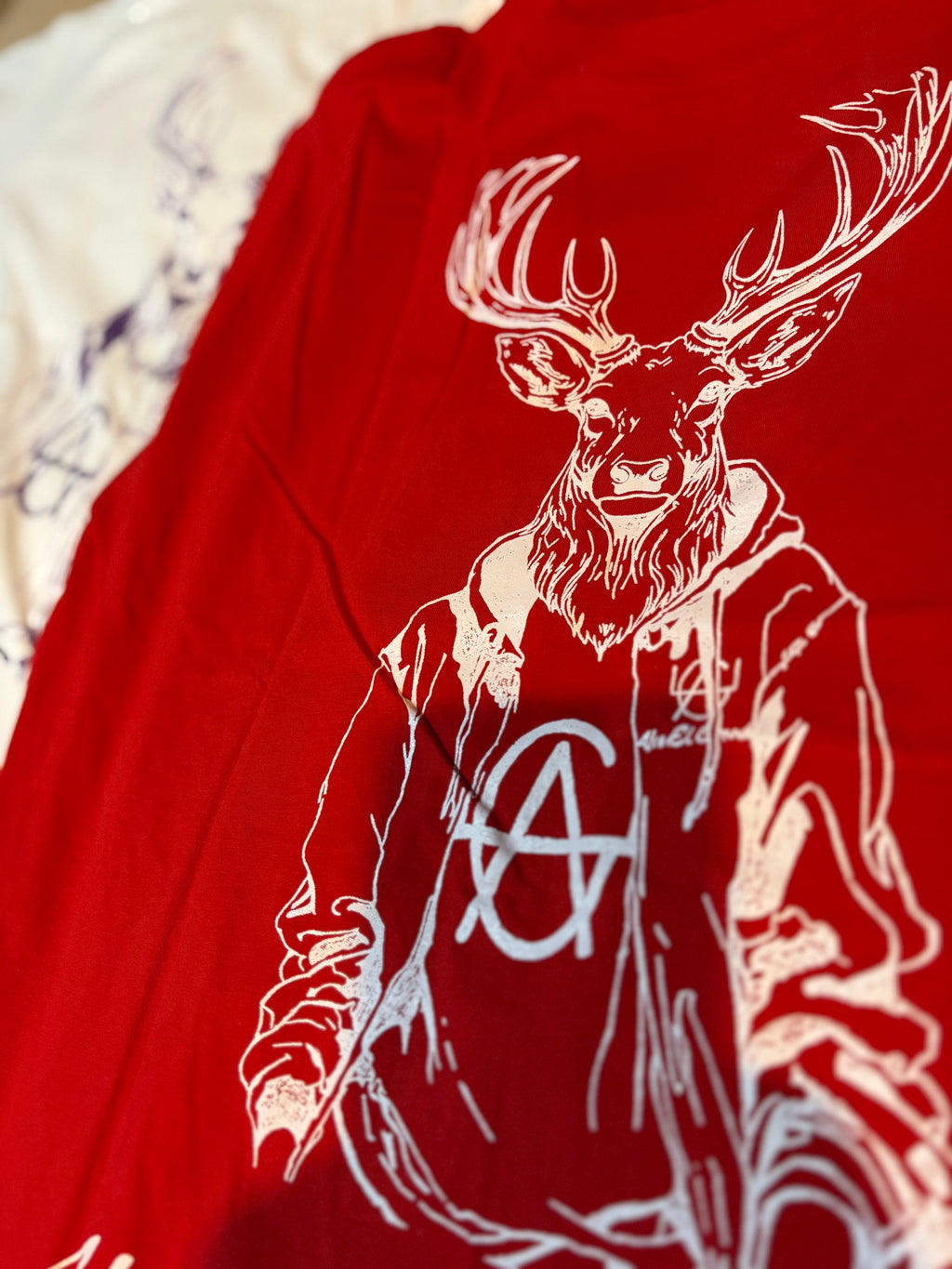 T-Shirt: Red/White Logo Print