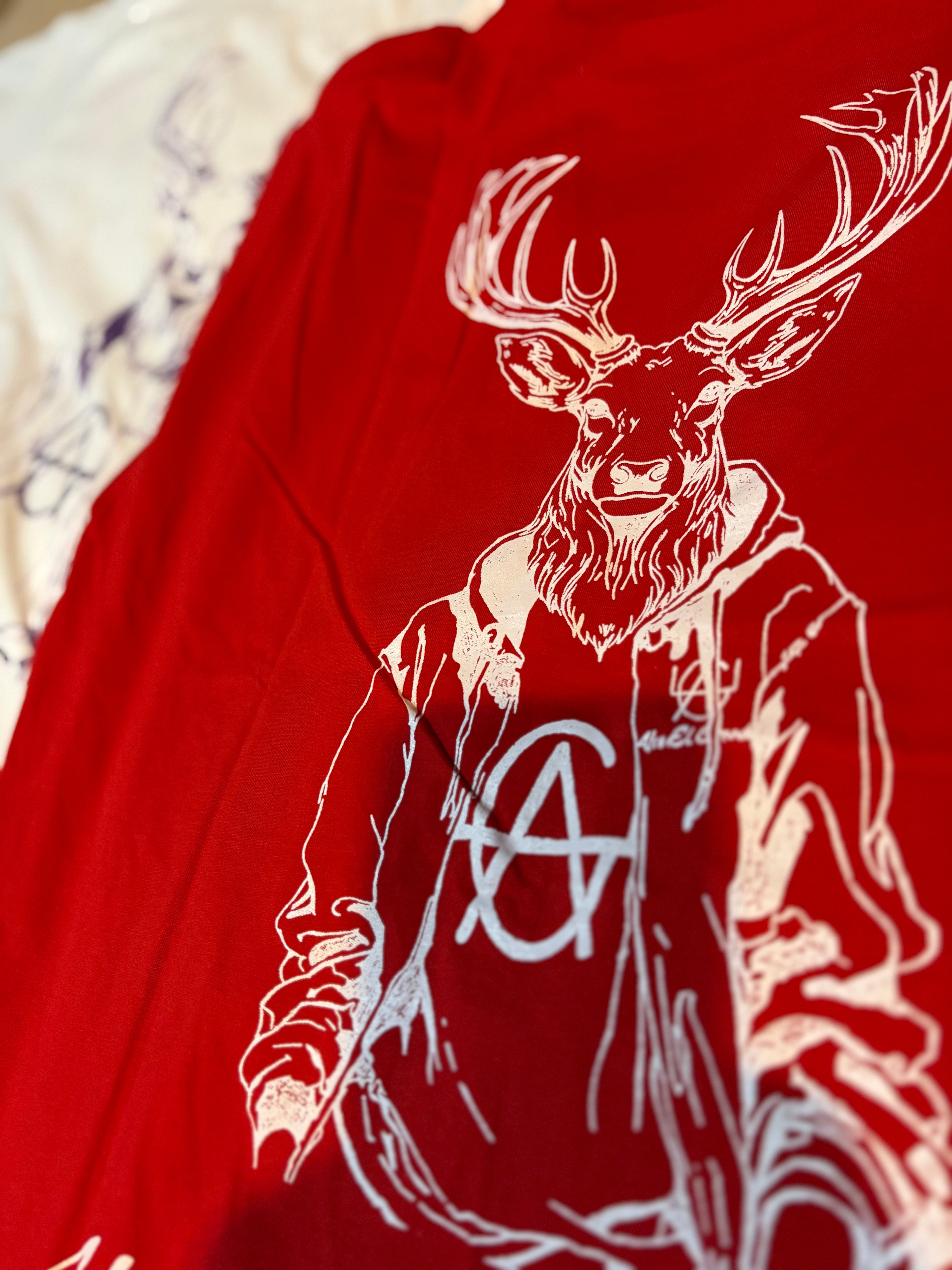 T-Shirt: Red/White Logo Print