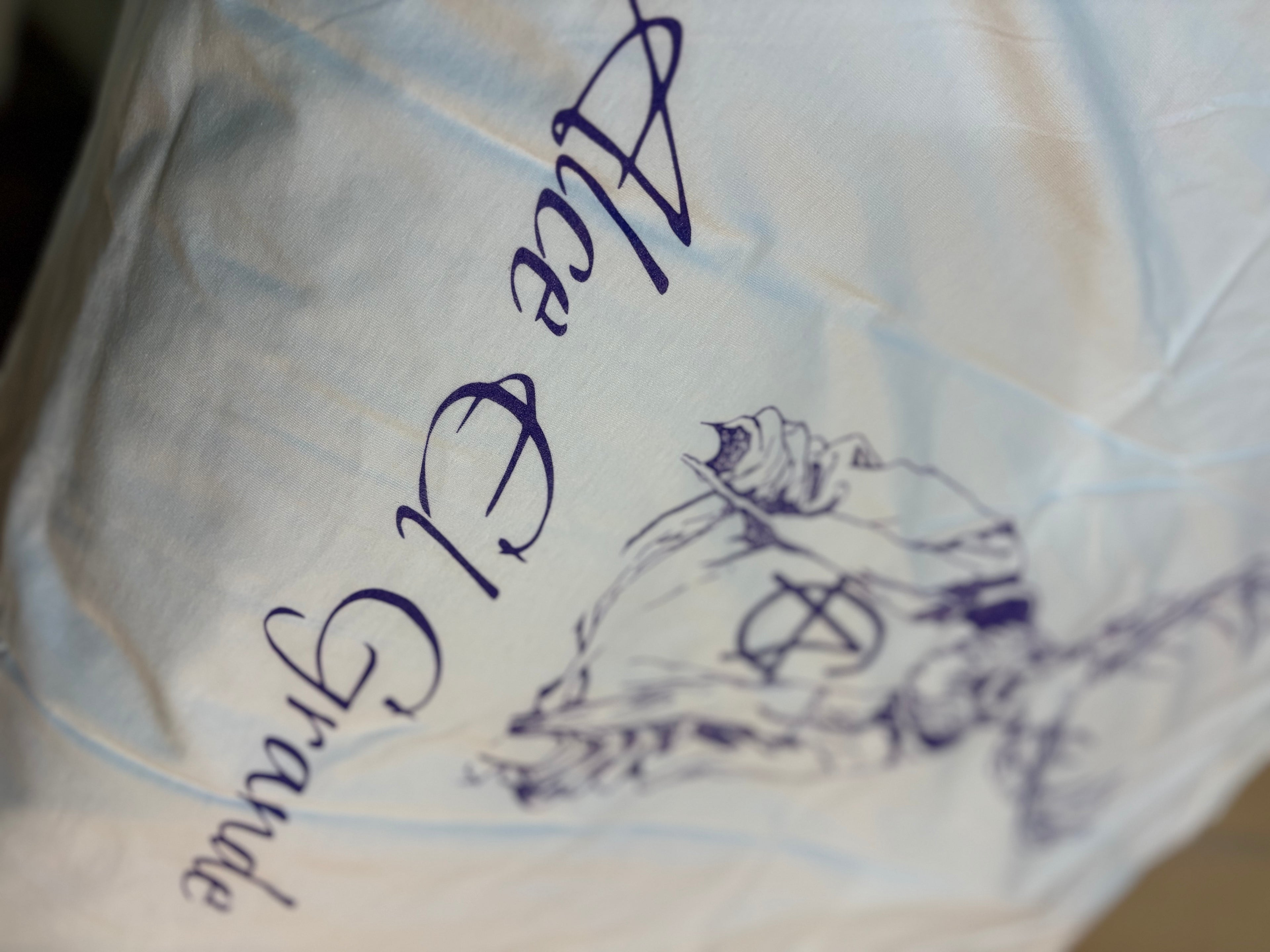 T-Shirt: White/Purple Print logo