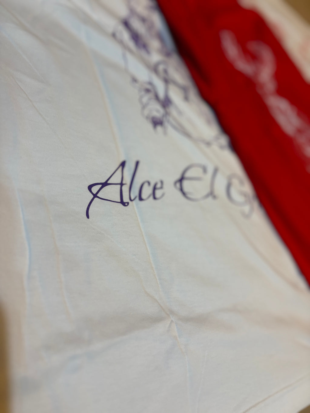T-Shirt: White/Purple Print logo
